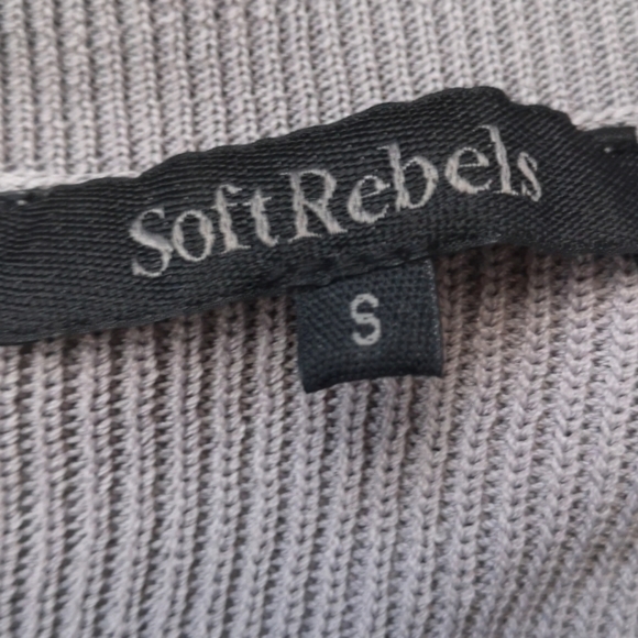 Bundle low-V knitted top with silk camisole - Picture 4 of 9